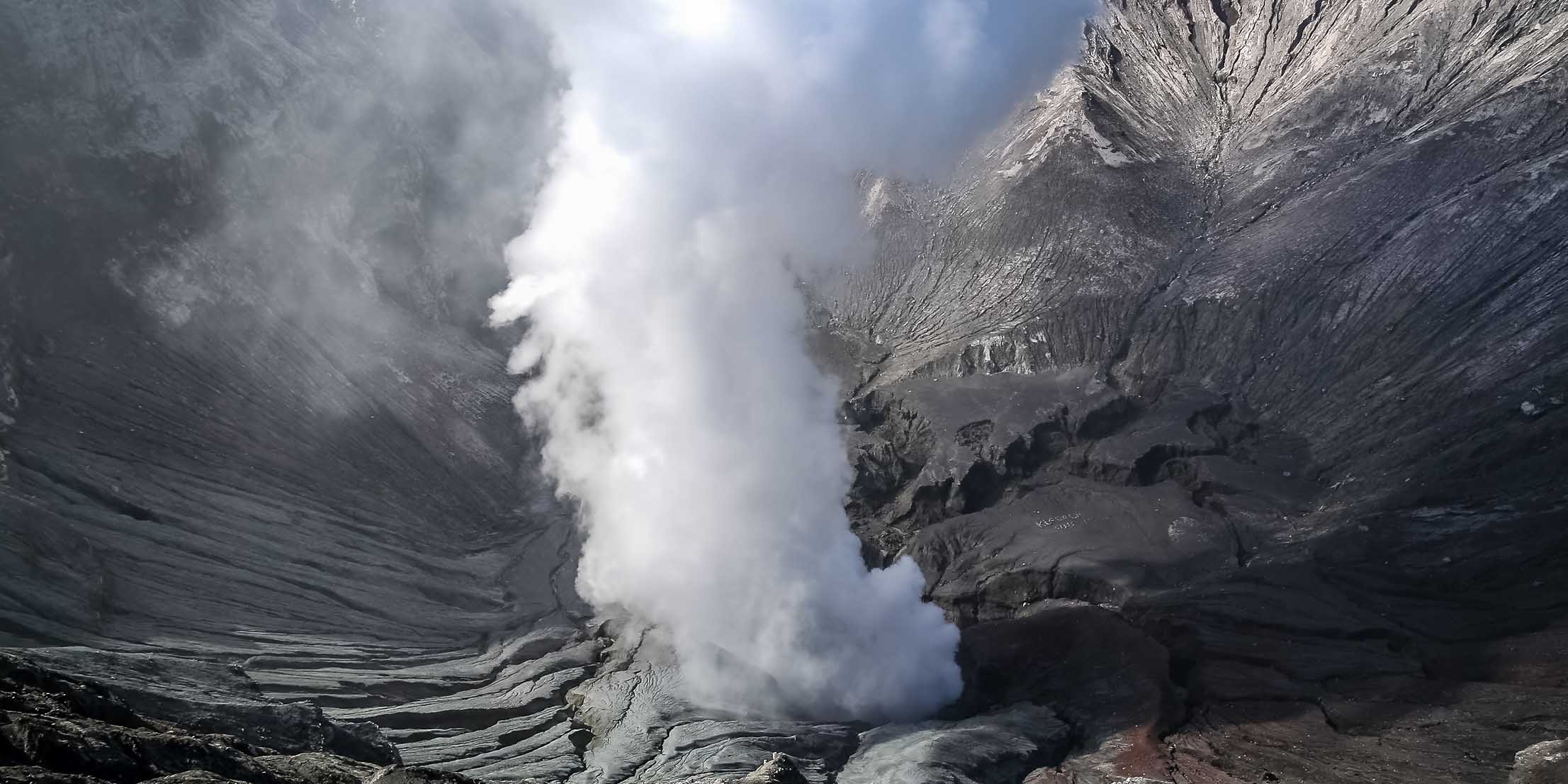 smoking-bromo-crater-2021-08-26-16-22-13-utc-copy3.jpg